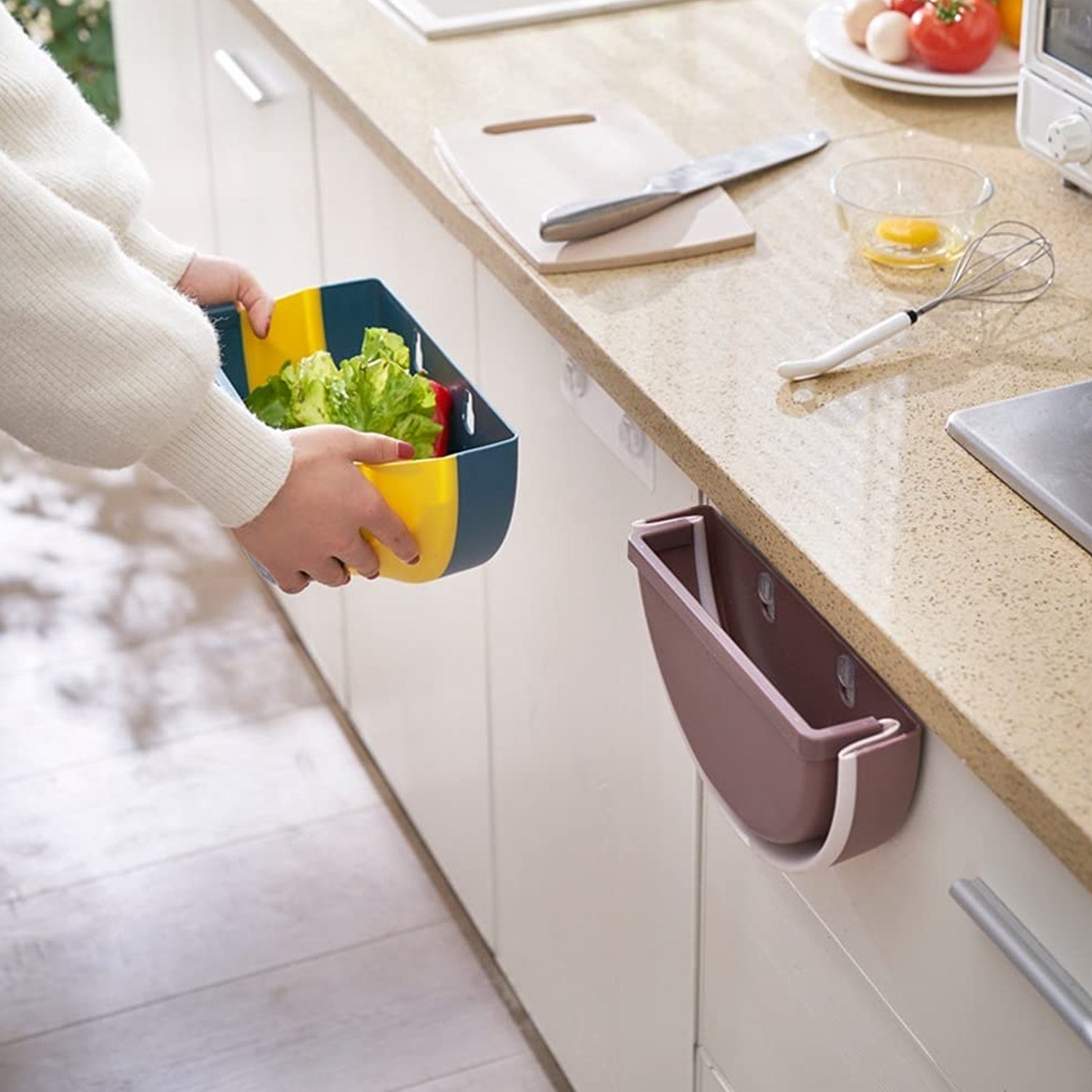 Convenient wall-mounted trash holder for any room. Convenient wall-mounted trash holder for any room.